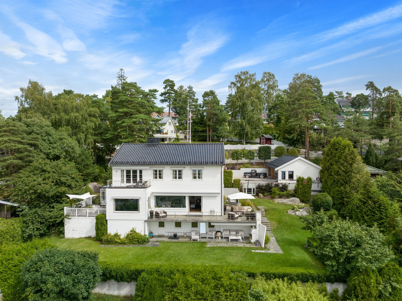 Huset har en flott beliggenhet på tomten, med hage som omkranser boligen Galleribilde