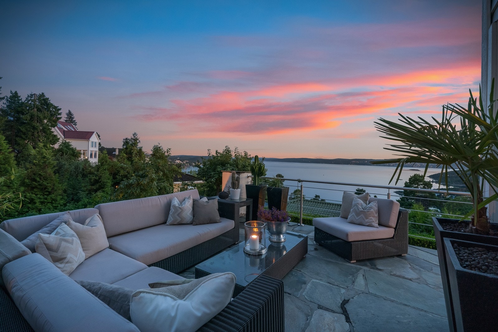 Boligen har flere solrike uteplasser med fantastisk utsikt Galleribilde