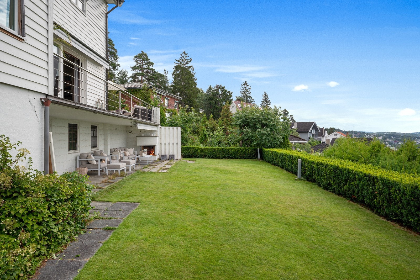 Huset i forkant har bestemmelser som sikrer utsikten til Solveien 69 i all overskuelig fremtid Galleribilde