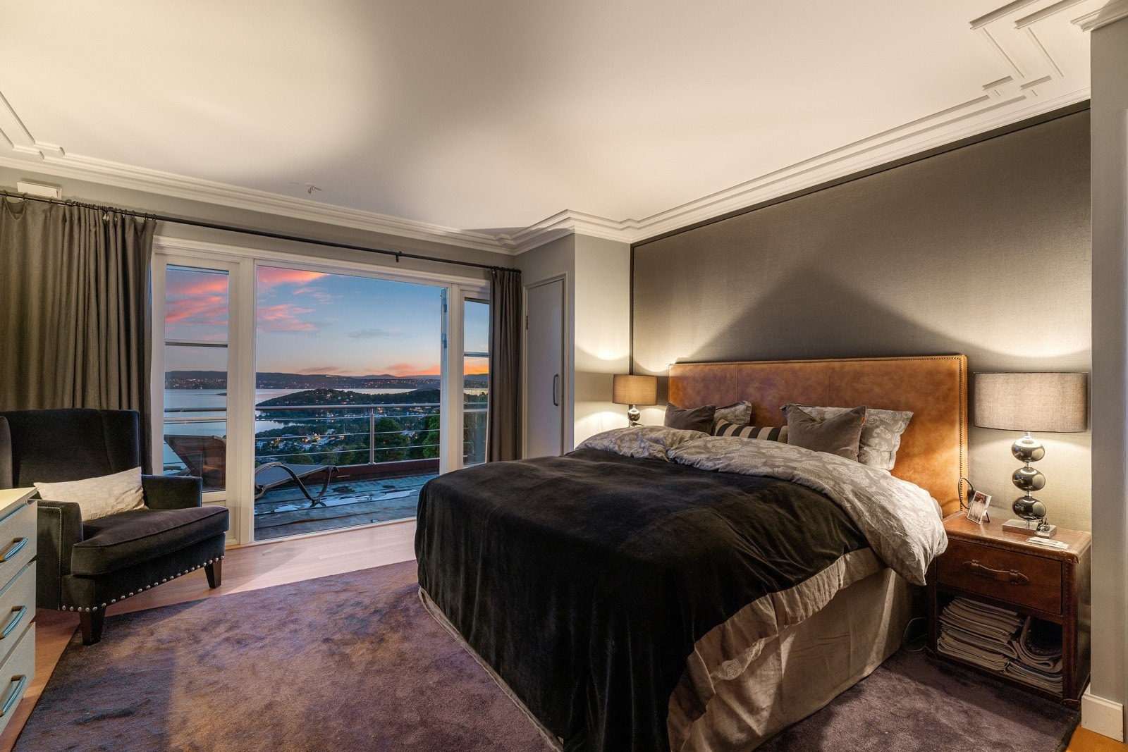 Hovedsoverom er romslig og har direkte adkomst til eget bad Galleribilde