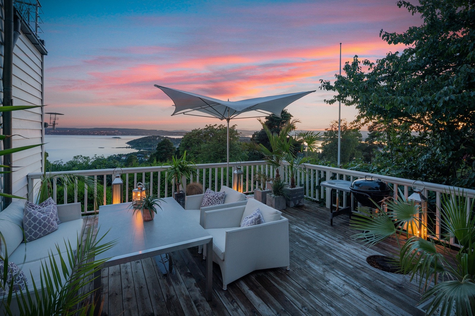 Terrasse med utgang fra kjøkken, har ettermiddag-/kveldsol, og ligger godt skjermet fra vind Galleribilde