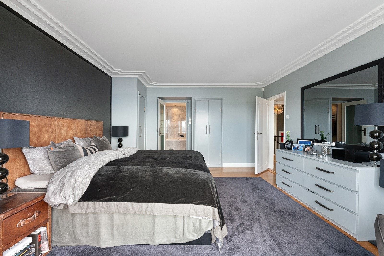 Fra det store hovedsoverommmet er det også klessjakt ned til vaskerommet Galleribilde