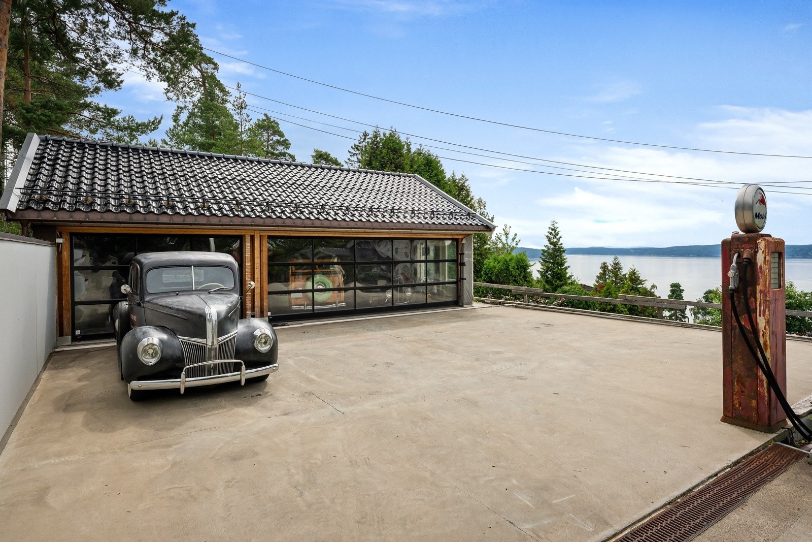 Garasje med god plass til biler og oppbevaring Galleribilde