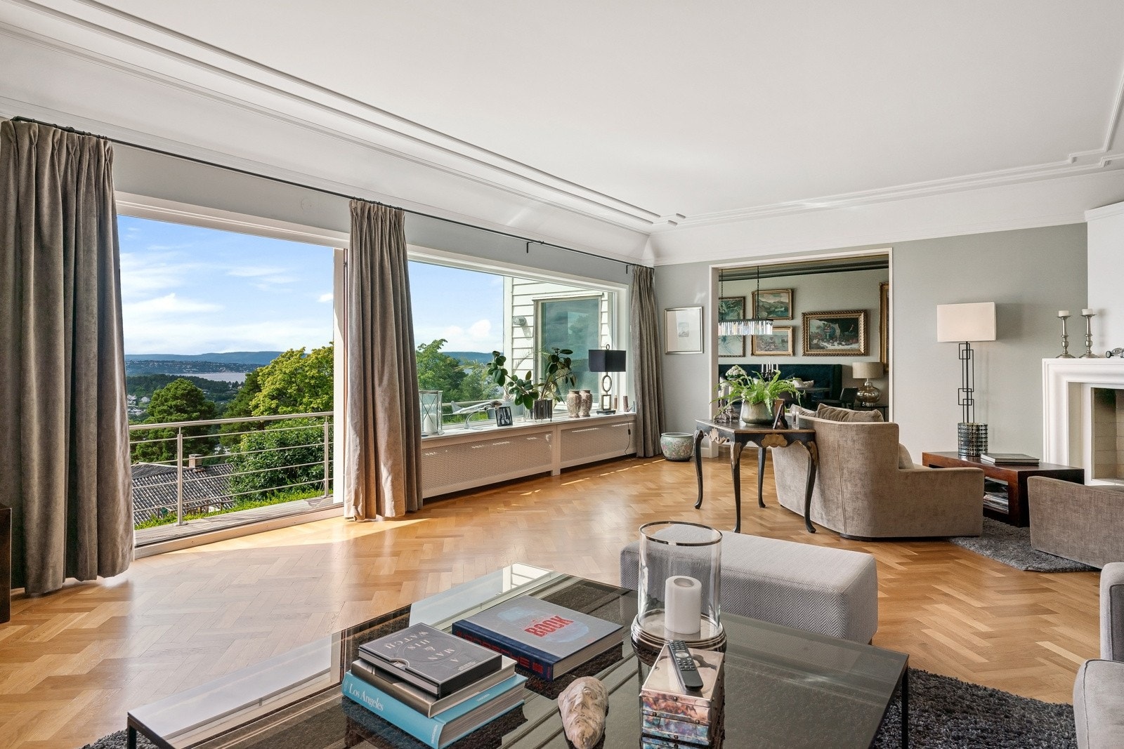 Villaen har to vakre, tilstøtende stuer i direkte tilknytning Galleribilde