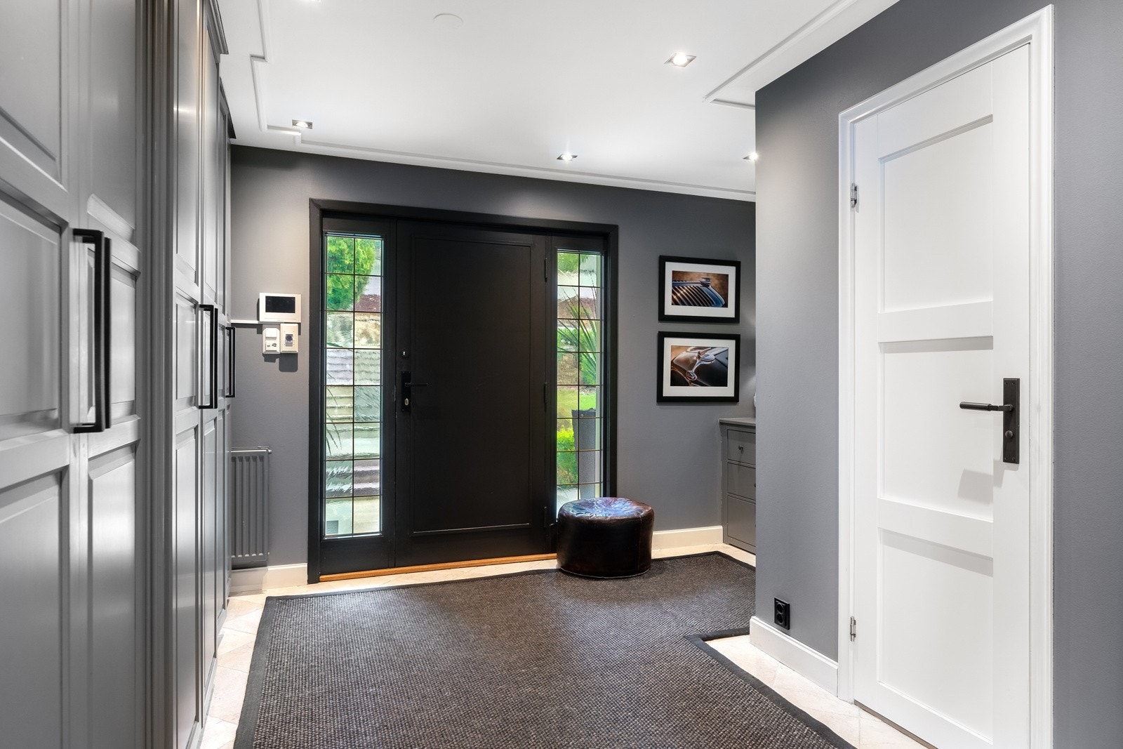 Entreen er romslig og har godt med garderobeplass Galleribilde