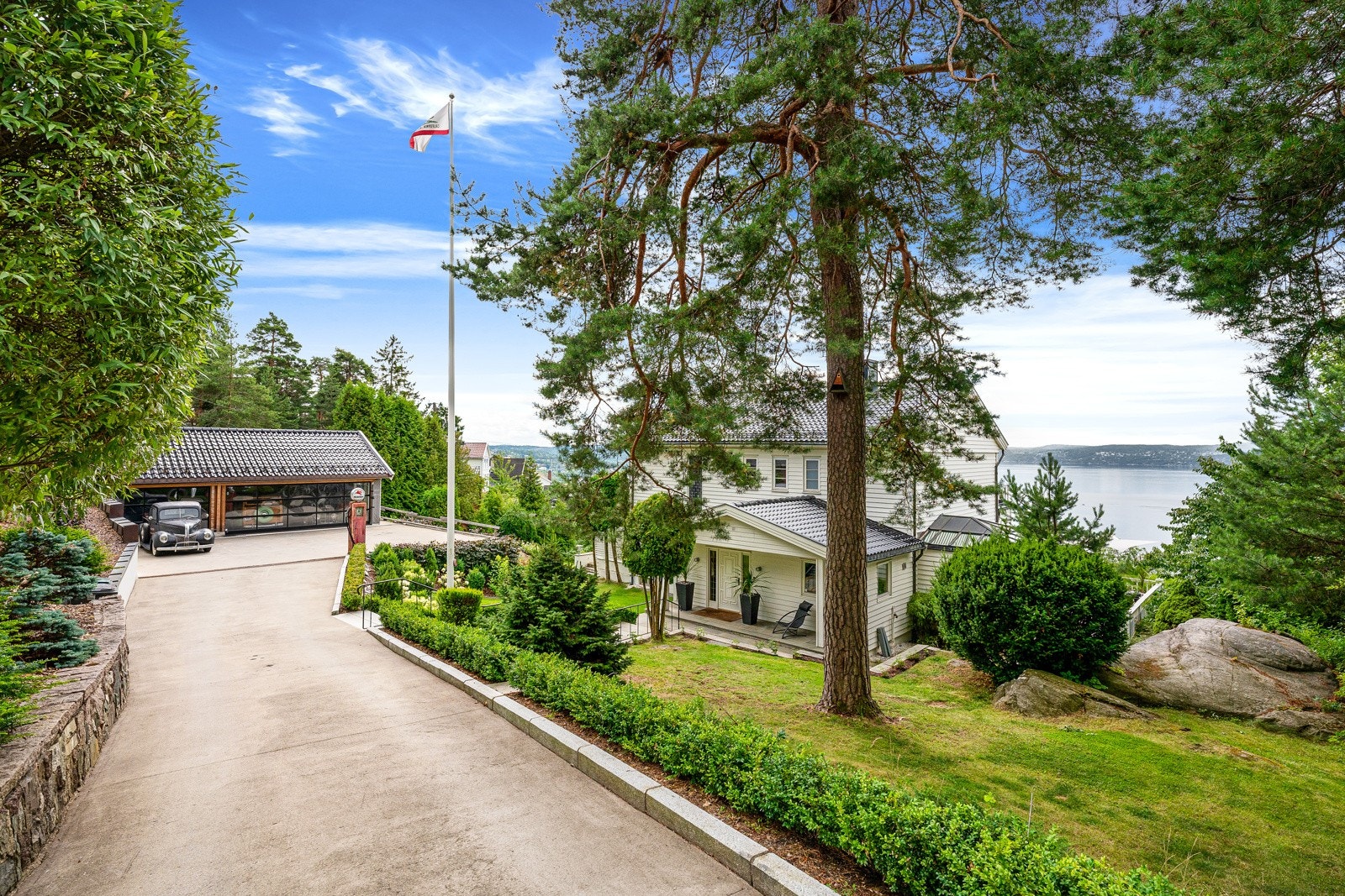 Boligen har meget god adkomst med stor snuplass på egen tomt Galleribilde