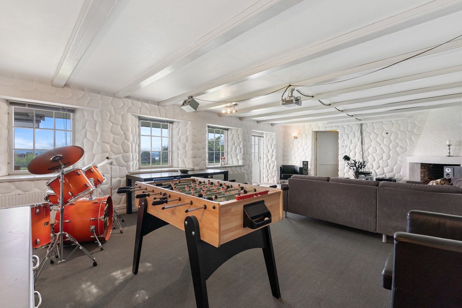 Stuen i underetasjen har direkte adkomst ut til hagen. Galleribilde