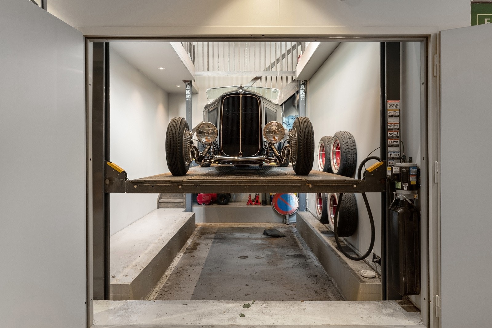 Biler heves og senkes med lift Galleribilde