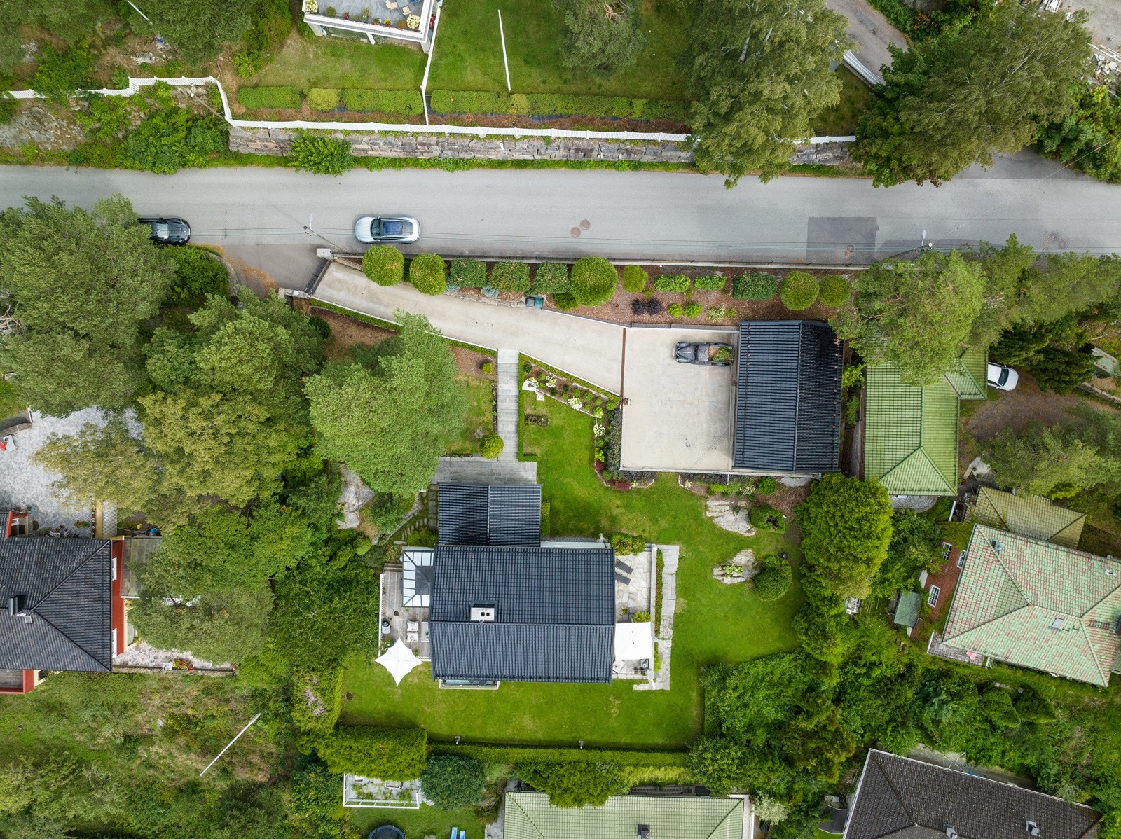Fugleperspektiv over eindommen gir god oversikt over den 2 mål store tomten Galleribilde