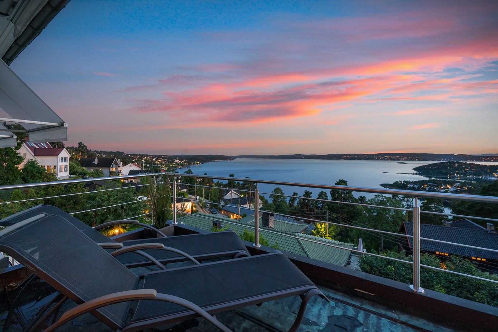 Bilde er tatt på terrassen på utesiden av hovedsoverommet Galleribilde