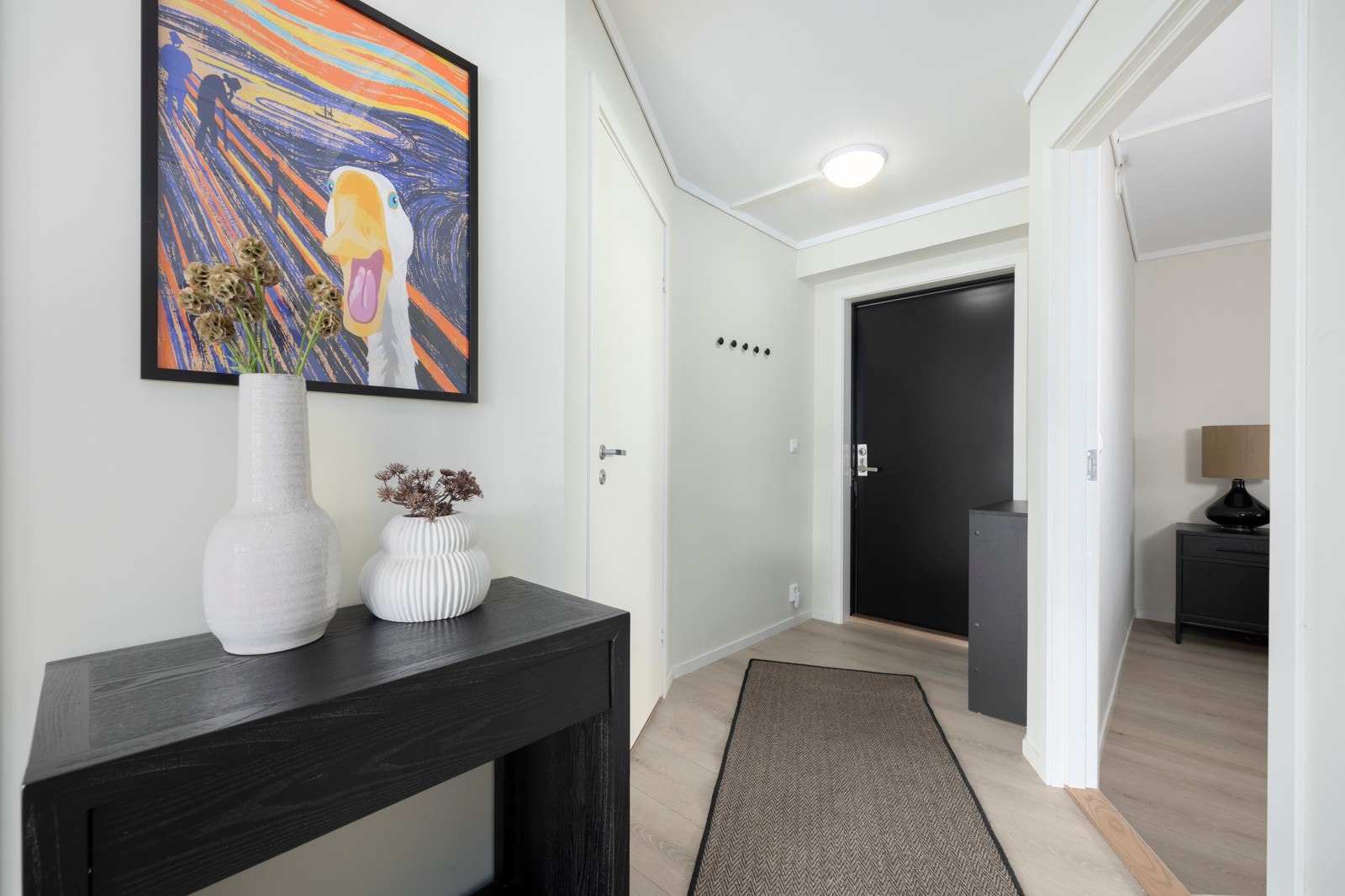 Leilighetens entré, her er det god plass til både kommode og garderobestativ/knagger Galleribilde