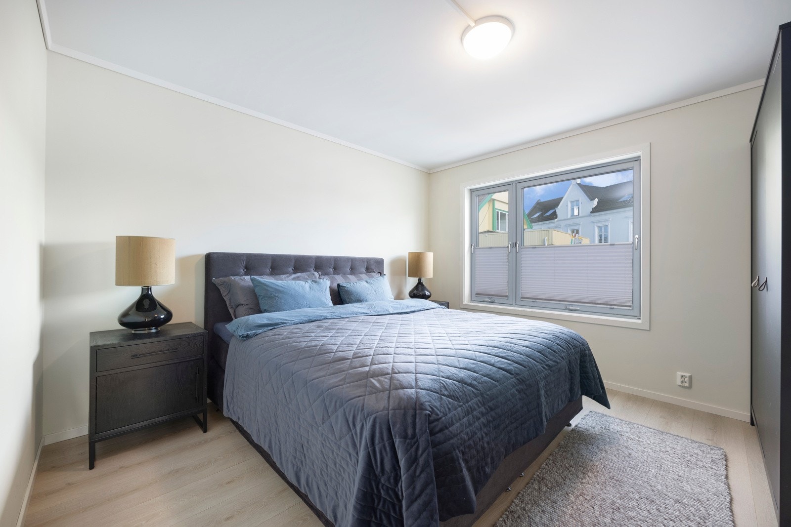 Romslig hovedsoverom. Her har du plass til både garderobeskap og dobbeltseng Galleribilde