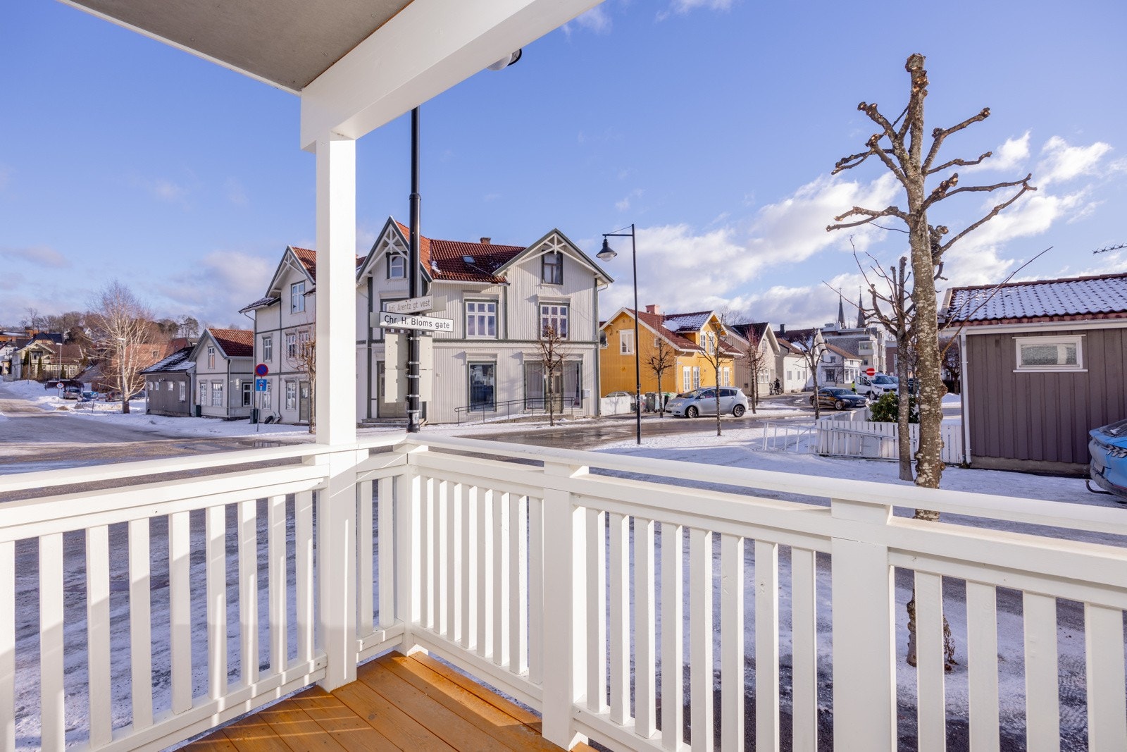 Fra stua er det utgang til en fin og åpen, sørvendt balkong på 4 kvm Galleribilde