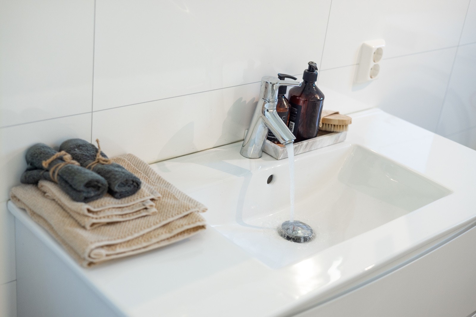 Pen, nedsunket servant, speil med lys på hver side og godt med oppbevaringsmuligheter Galleribilde