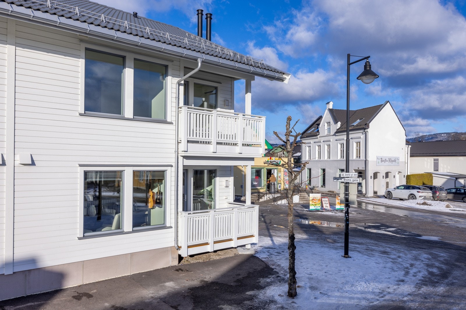 Leiligheten har en fin, sørvendt balkong med ettermiddagssol Galleribilde