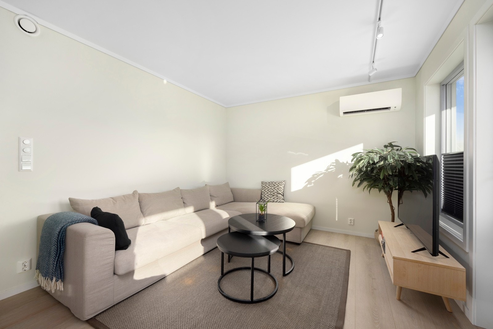 Det er montert elektrisk varmepumpe fra Daikin i stua Galleribilde