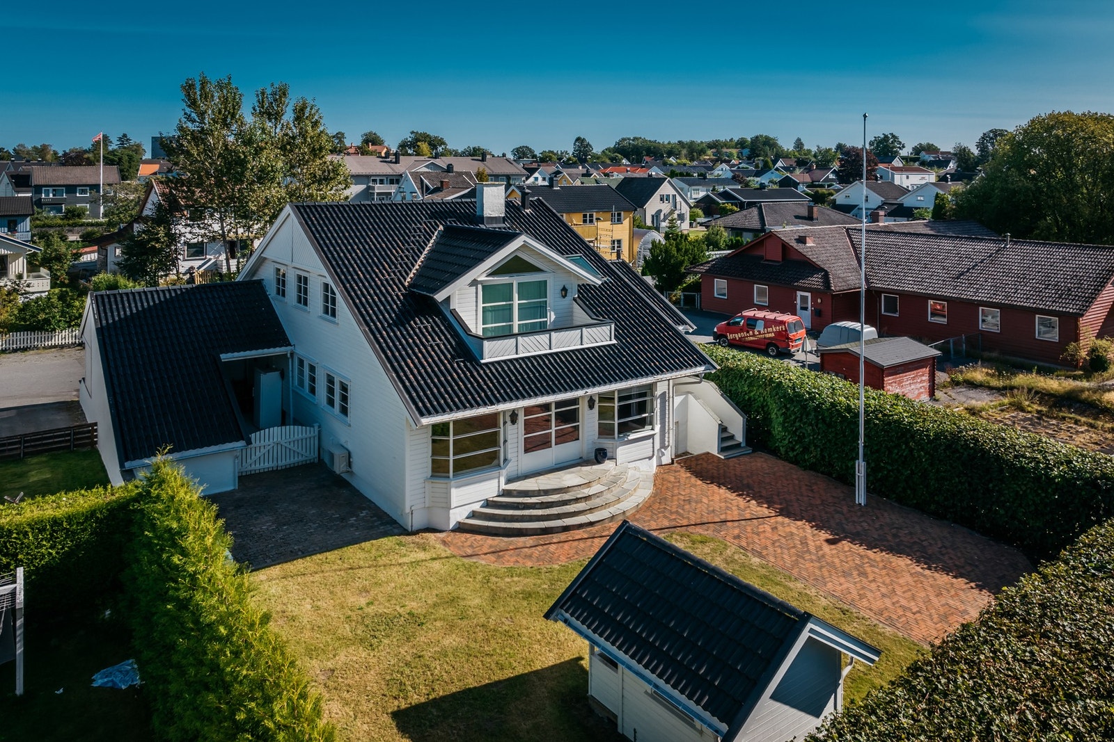 Eiendommen er lettstelt og behagelig, med nok boltreplass for store og små. Galleribilde