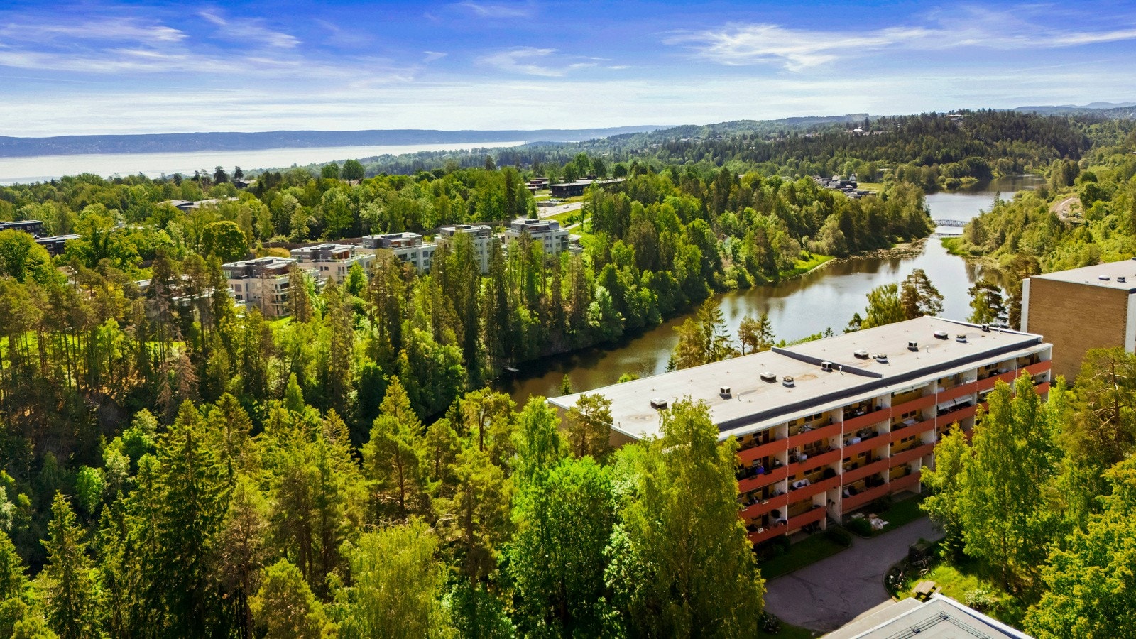 Leiligheten ligger i et veletablert og barnevennlig boligområde med nærhet til Asker sentrum. Galleribilde