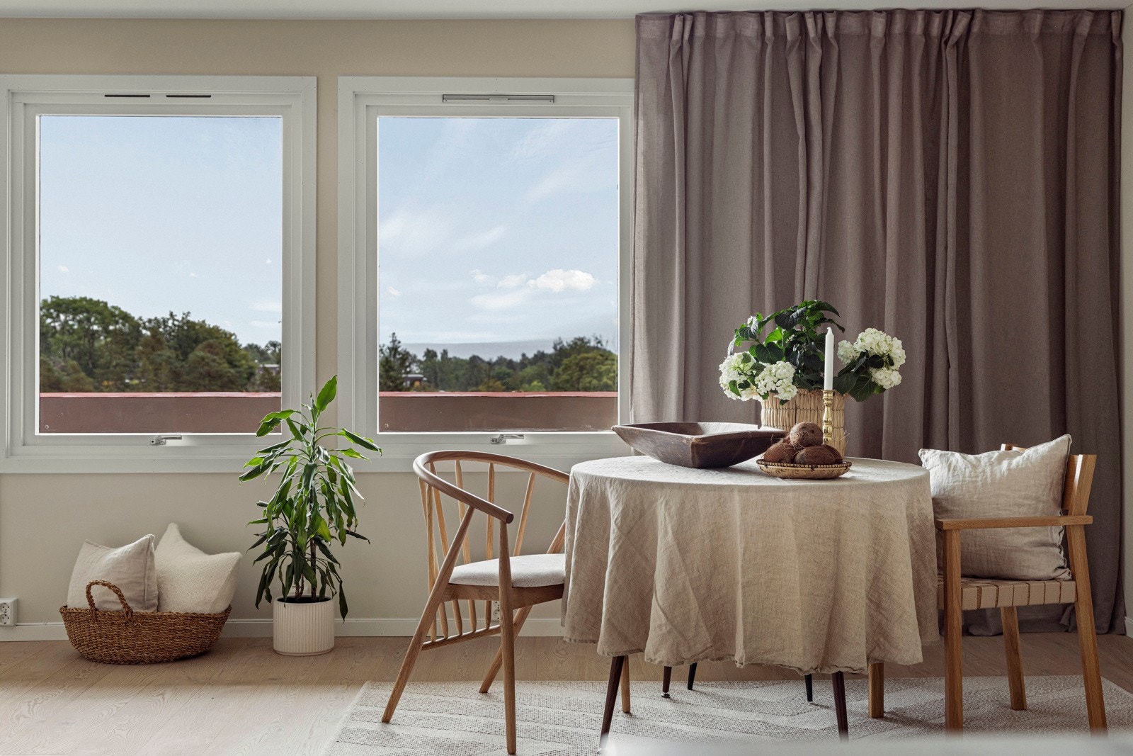 Gjennomgående planløsning med store vinduer på rekke og rad gir en fantastisk romfølelse. Galleribilde