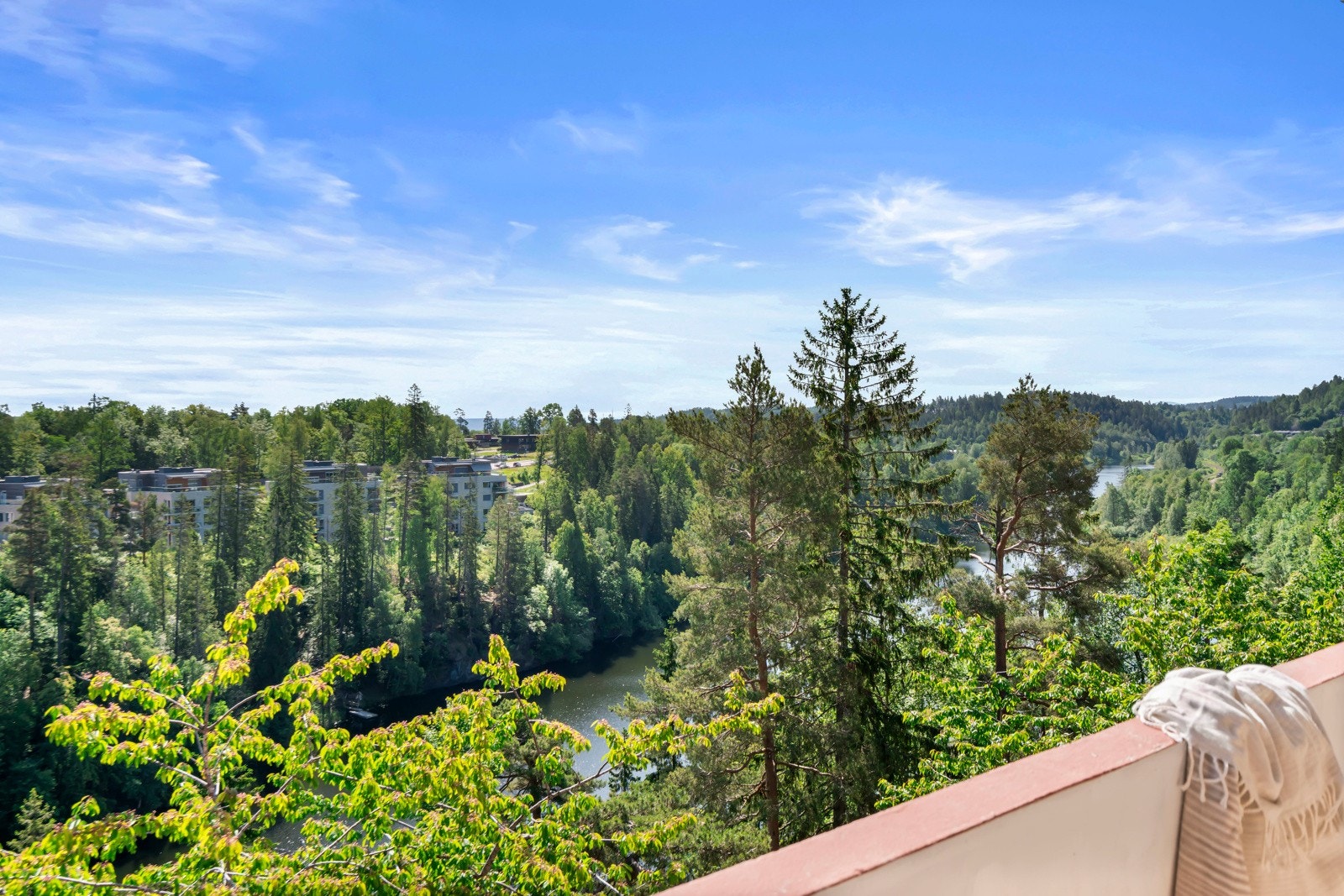 Nydelig utsikt mot Bondivannet fra stue og balkong. Galleribilde