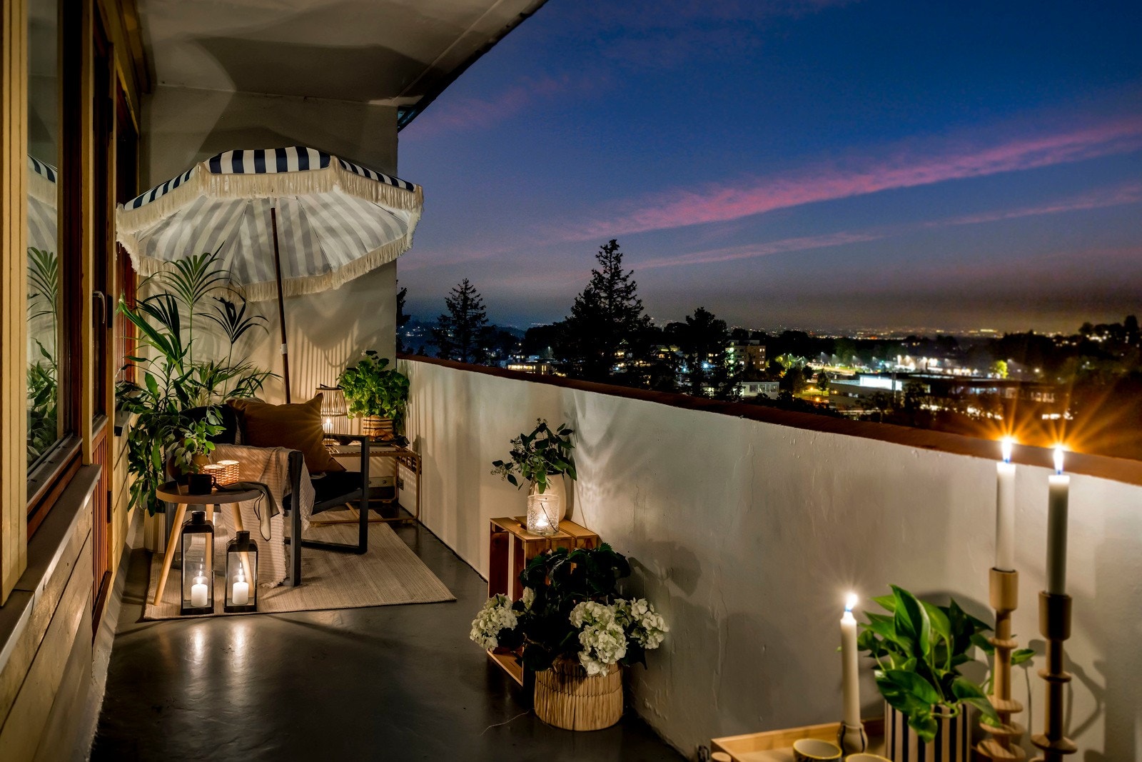 Her kan du nyte kveldssolen med fritt utsyn over skjønne grøntområder. På balkongen er det god plass til utemøbler. Galleribilde