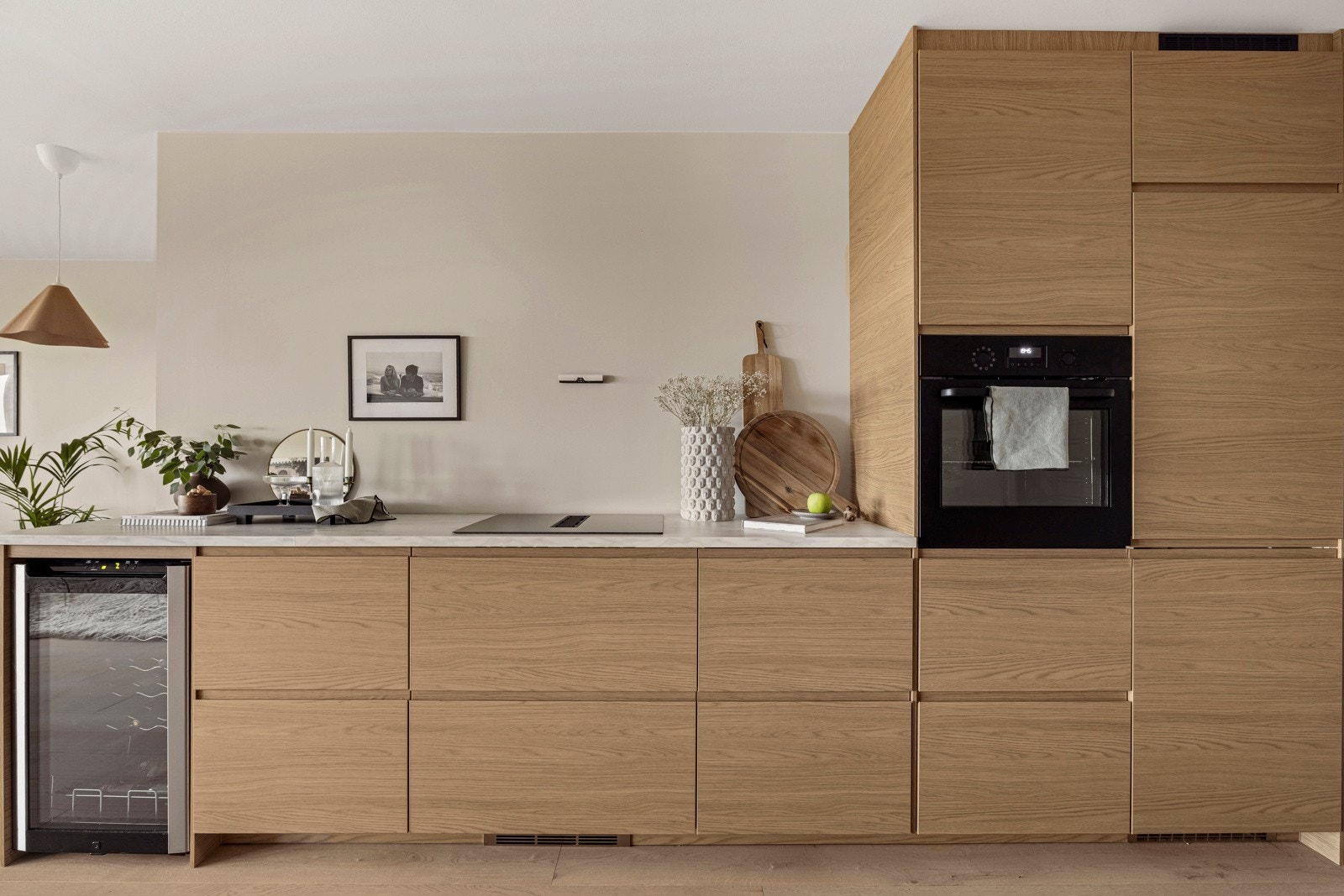 Her er det svært god skap- og benkplass til matlaging og oppbevaring. Galleribilde