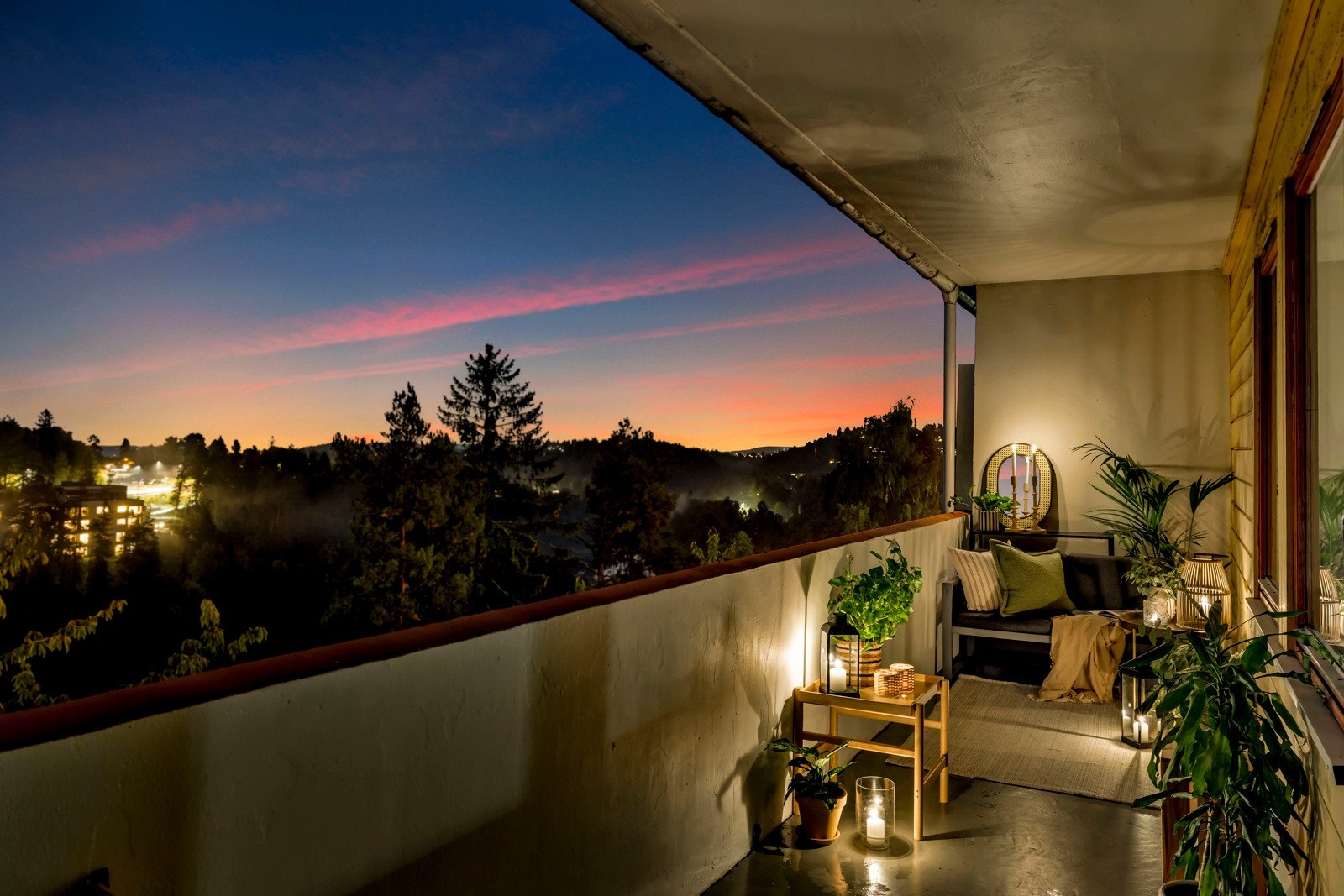 Her kan du nyte solen med fritt utsyn over skjønne grøntområder. På balkongen er det god plass til utemøbler. Galleribilde