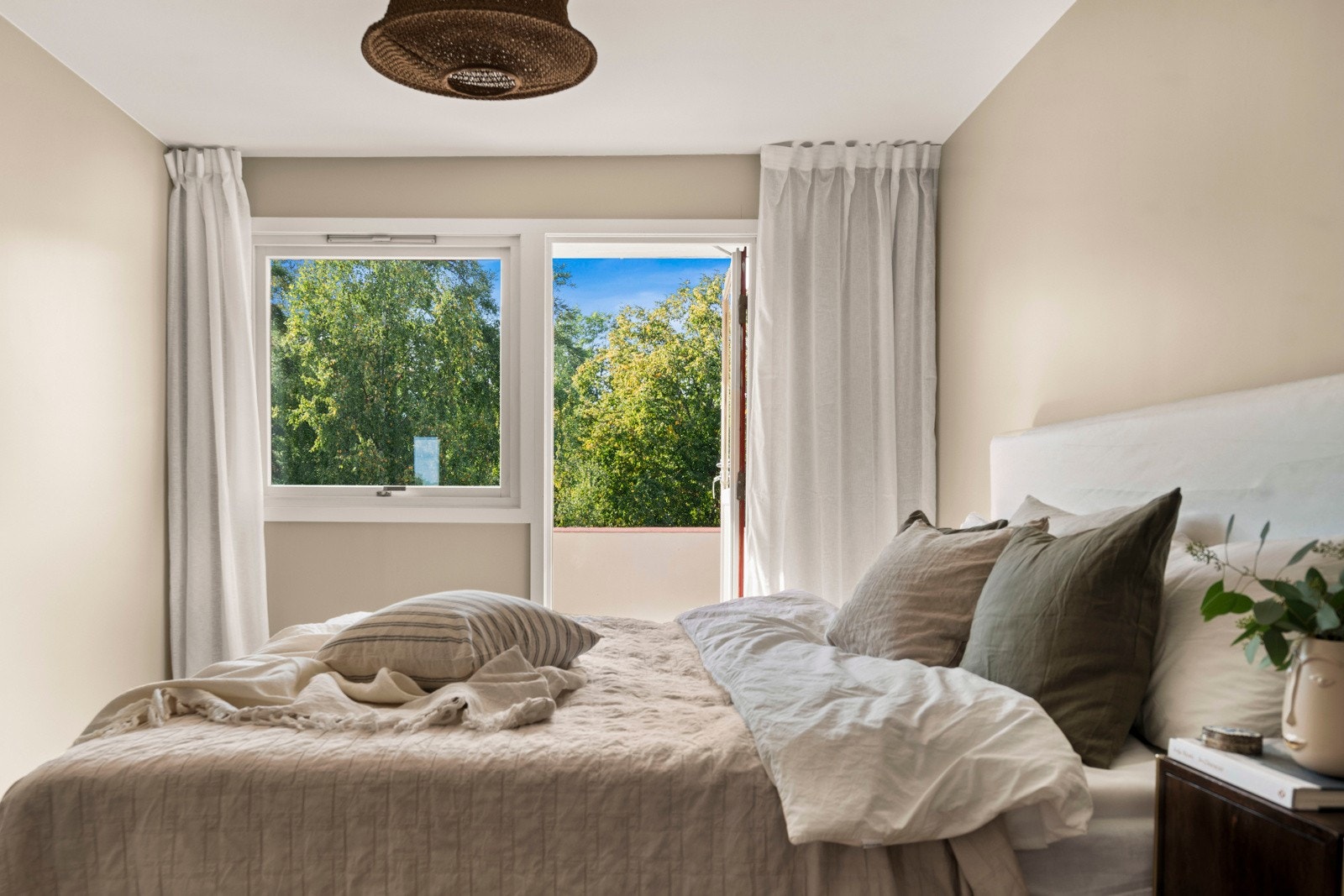 Fra hovedsoverommet har du adkomst til leilighetens andre balkong, som gir en naturlig forlengelse av rommet på sommerstid. Galleribilde