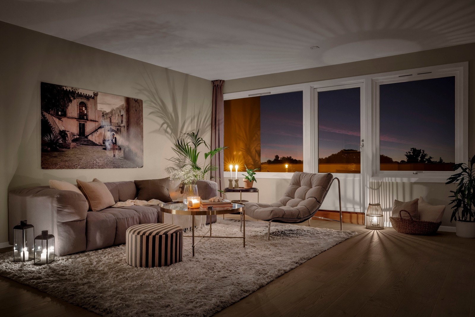 Her har du god plass til stor sofagruppe med tilhørende møblement, samt spisebord som rommer hele familien eller gjester. Galleribilde