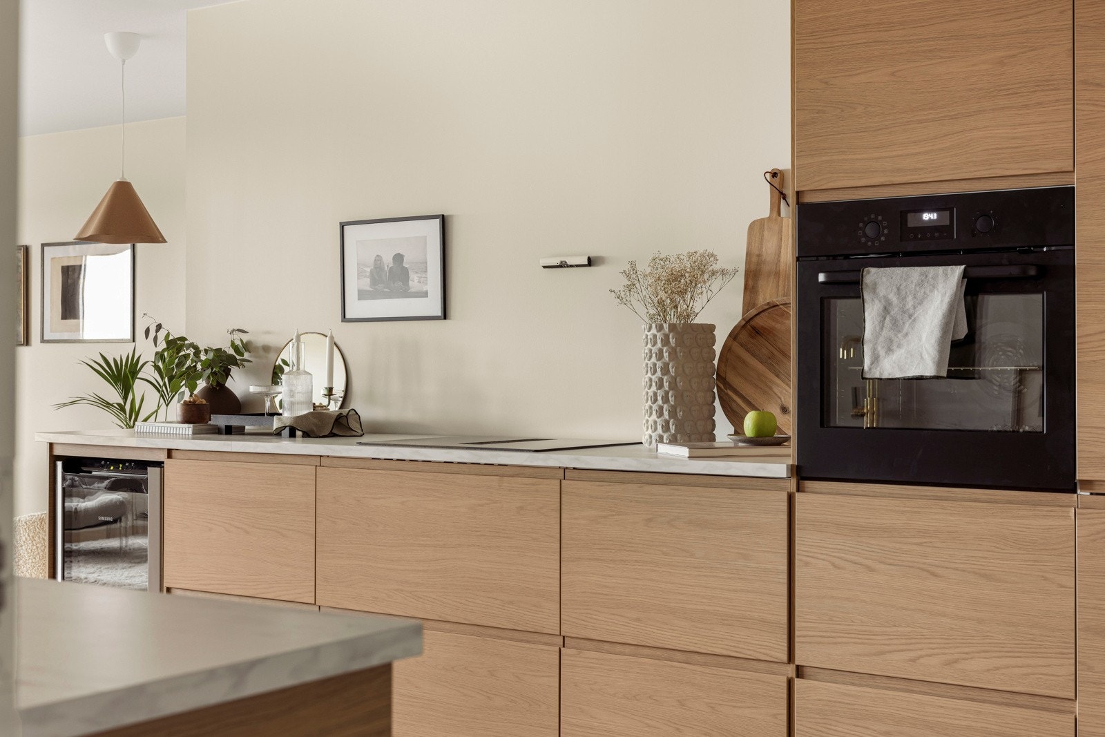 Innredning med glatte, folierte fronter og slitesterk benkeplate i laminat. Galleribilde