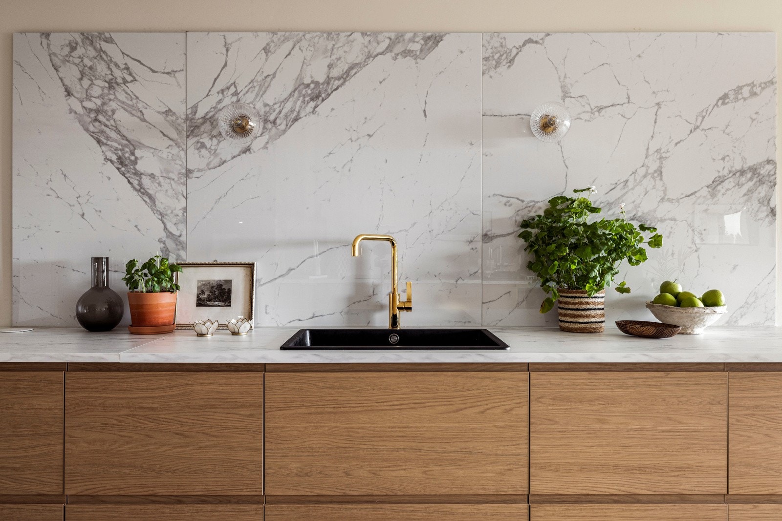 Det er lagt frem strøm til belysning på vegg (i flis). Galleribilde