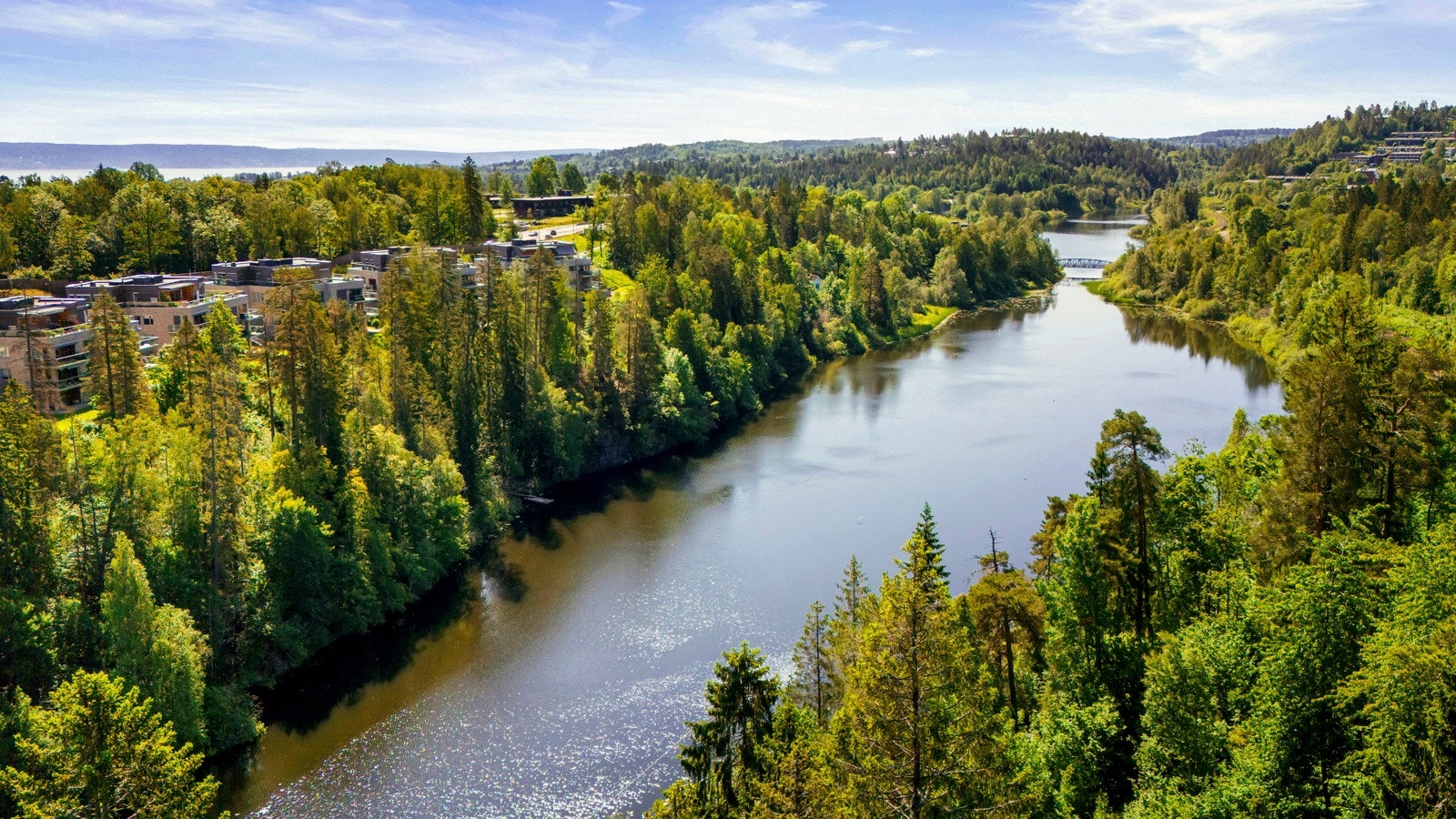 Her kan du nyte morgenkaffen i naturskjønne omgivelser. Galleribilde