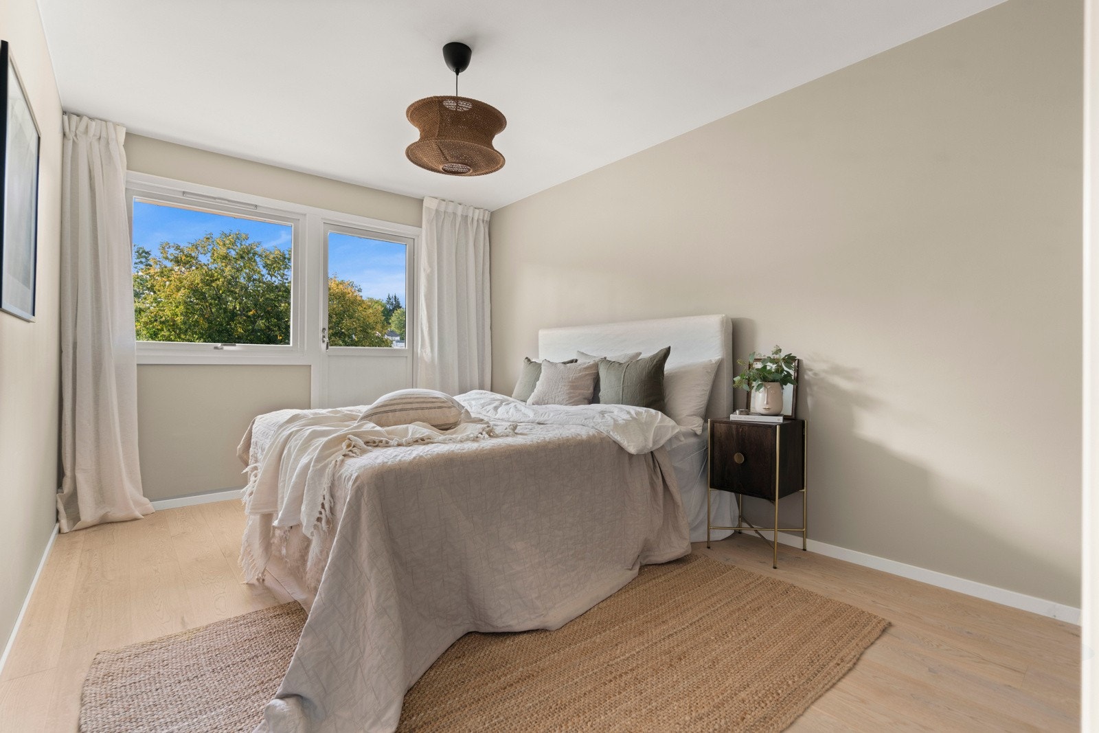 Lyst og luftrom hovedsoverom med god plass til dobbeltseng med tilhøre nattbord på hver side. Galleribilde