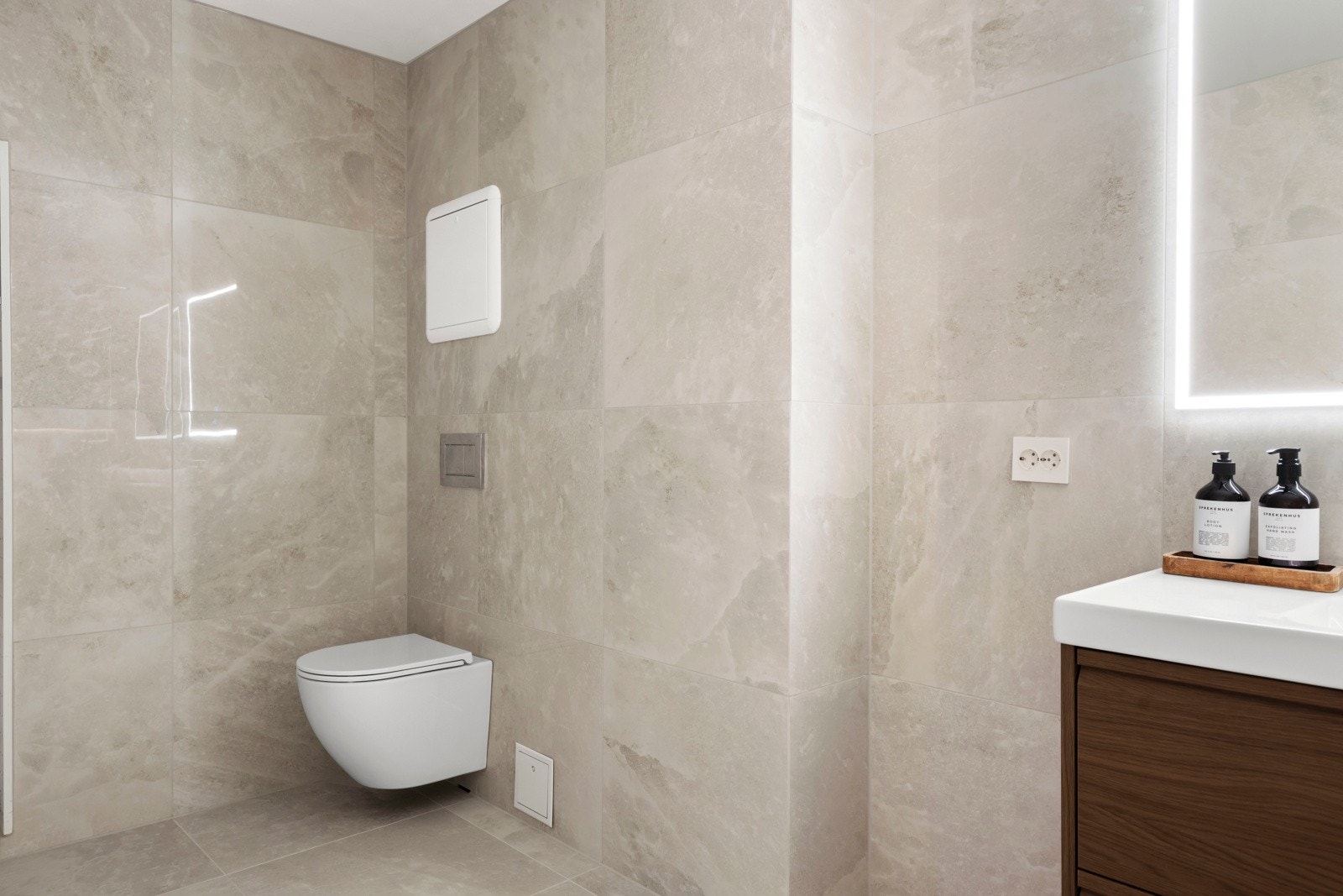 Det er opplegg for vaskemaskin på baderom. Galleribilde