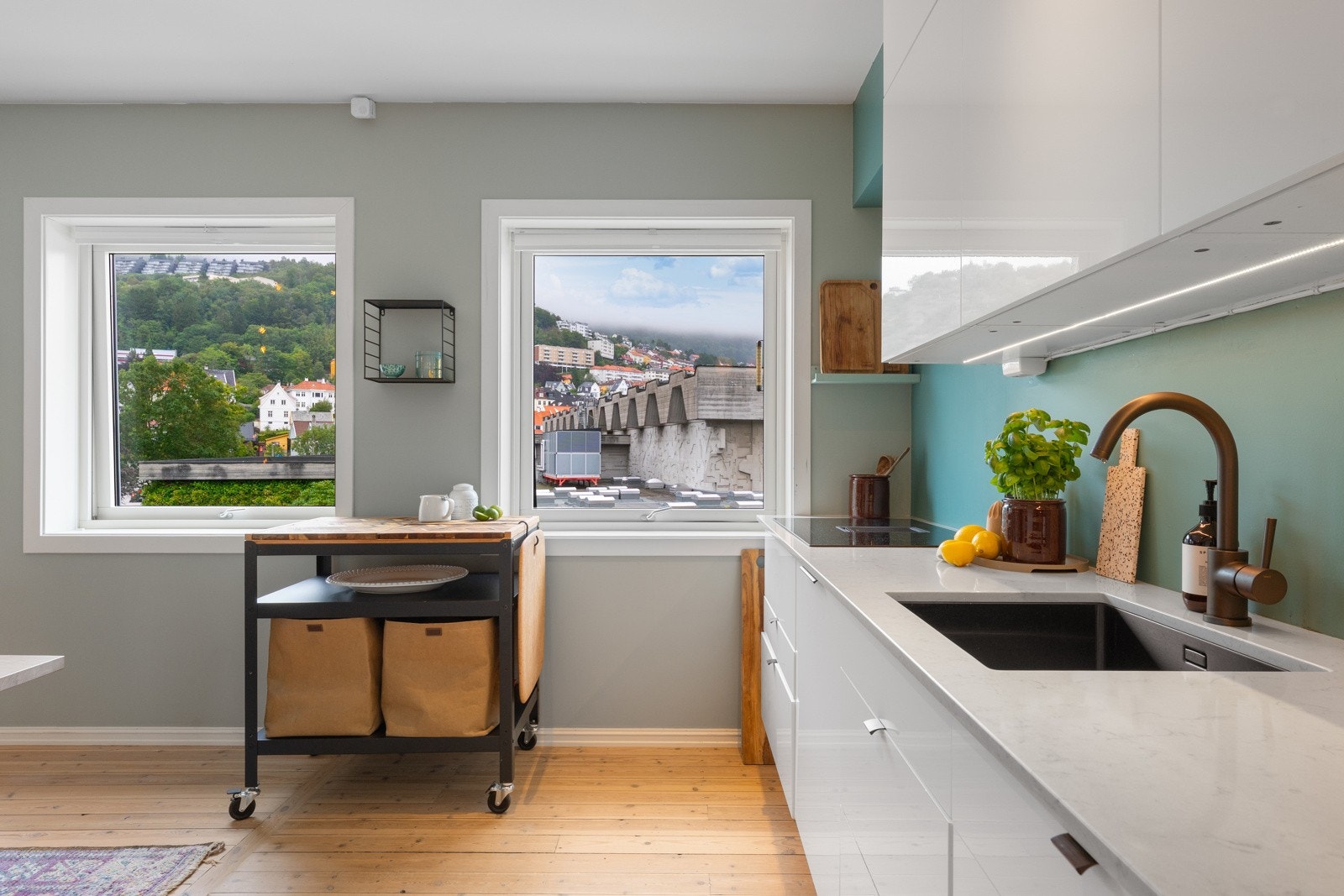 Kjøkkenet i denne etasjen ble i 2021 oppgradert med bl.annet ny avtrekksvifte, oppgraderte avløpsrør, ny benkeplate, platetopp, oppvaskmaskin m.m Galleribilde