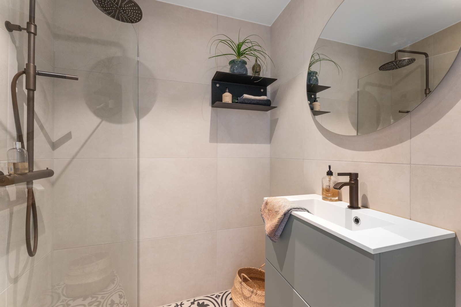 Badet her ble totalrenovert i 2021. Nydelige 60x60 fliser på vegger og ornamentfliser på gulv Galleribilde