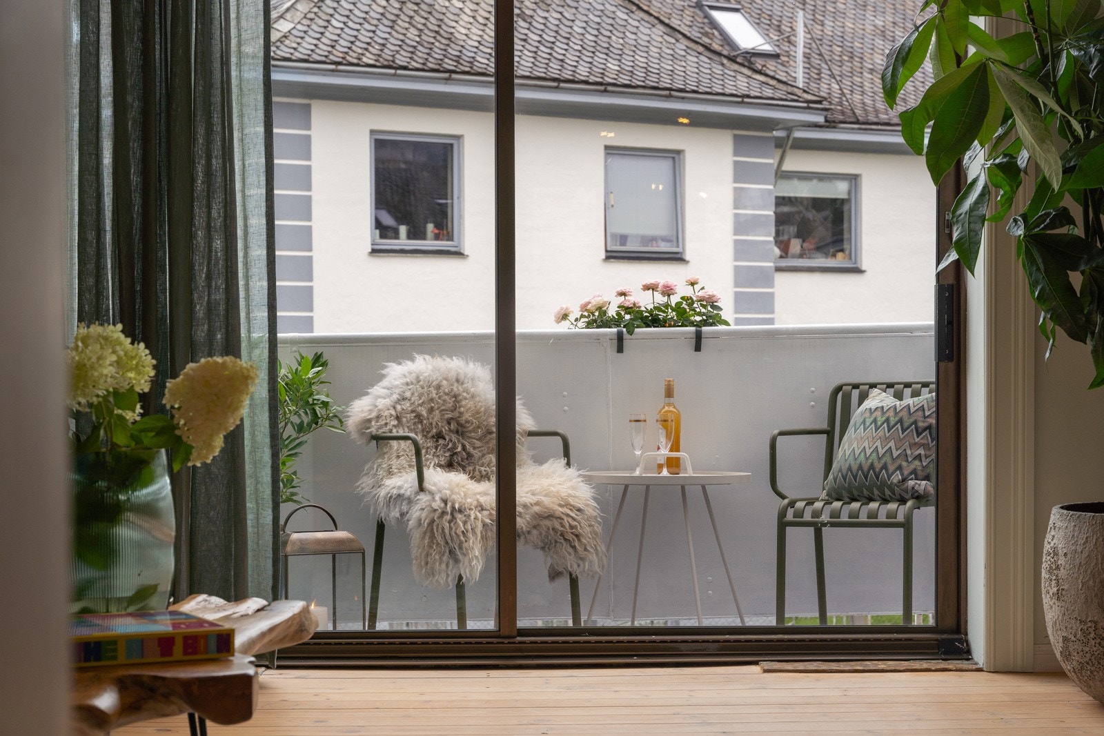 Fra stuen har man utgang til etasjens balkong. Her nytes solen til ca. Kl. 21 midtsommers Galleribilde