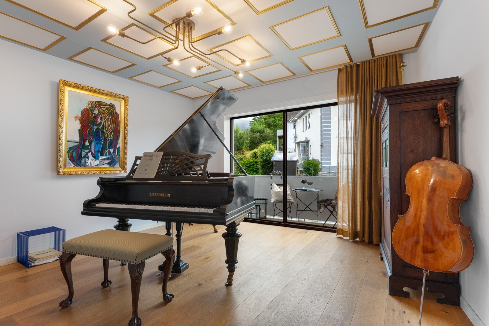 Innvendig byr boligen på unike kvaliteter, som skiller seg ut fra hva man ser ellers Galleribilde