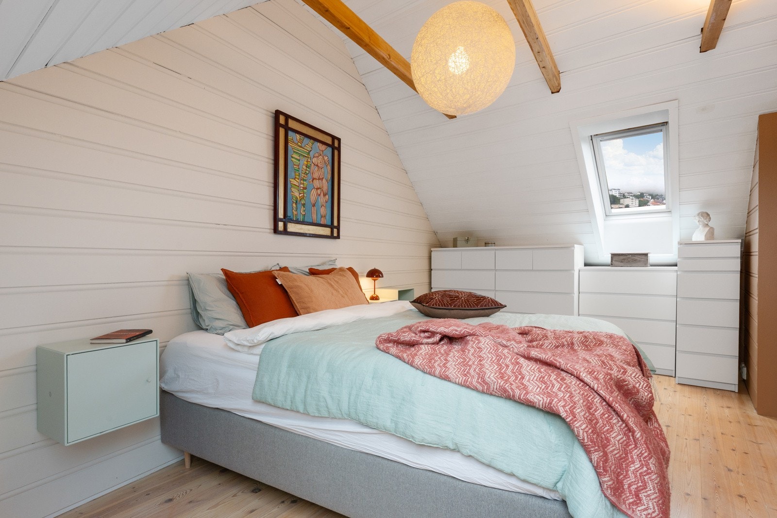 Godt med plass til det man skulle ønske. Det er lagt opp til rømningsvei fra begge rom i etasjen. Rommet er på tegninger godkjent som tørkeloft Galleribilde