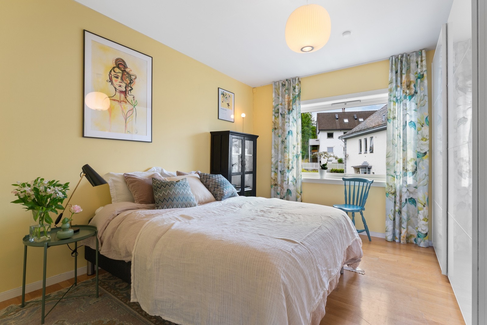 Etasjens soverom er på over 13 kvm og har plass til stor seng, skap og skrivepult Galleribilde