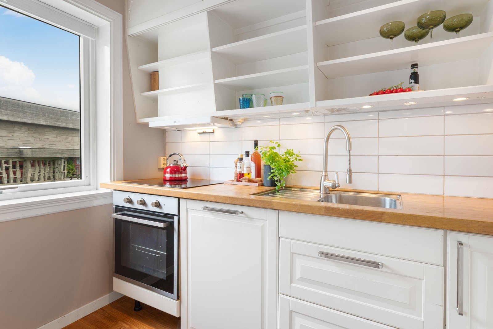 Kjøkkenet her ble også oppgradert i 2021. Ny komfyr som ble flyttet for en mer brukervennlig løsning og ny platetopp Galleribilde