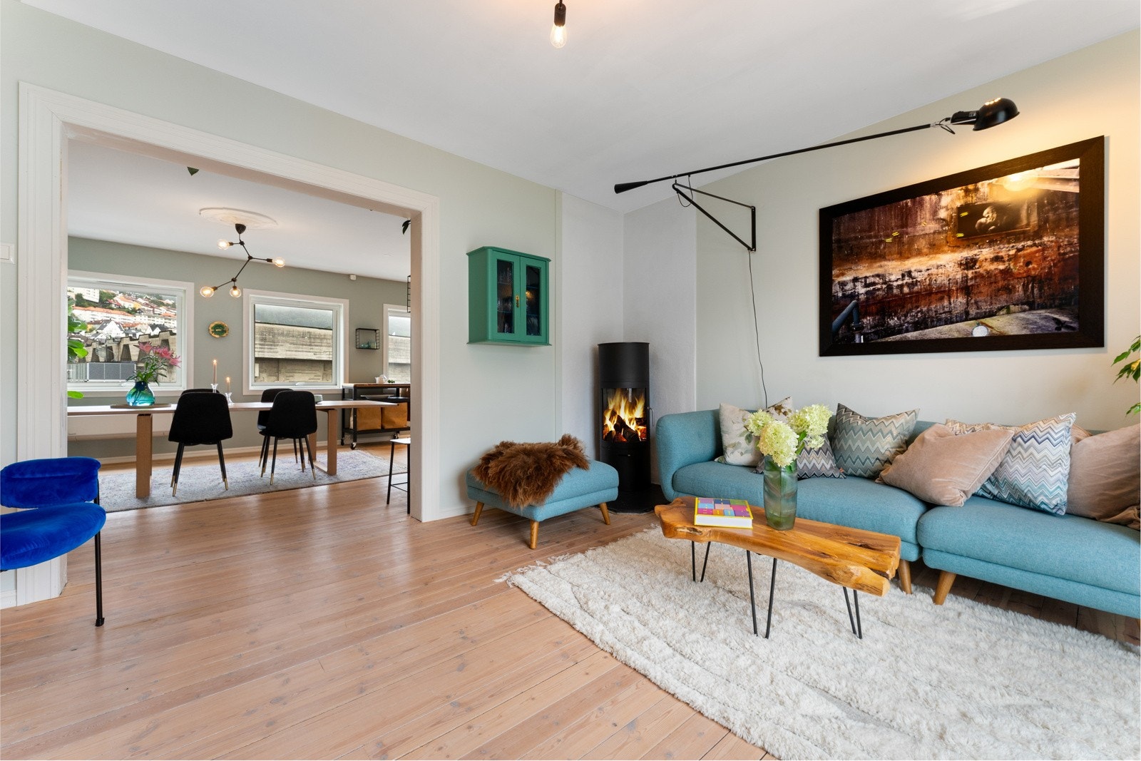 Stor stue som også har en flott peis. Dette finner du i både 1. etg og 2.etg Galleribilde