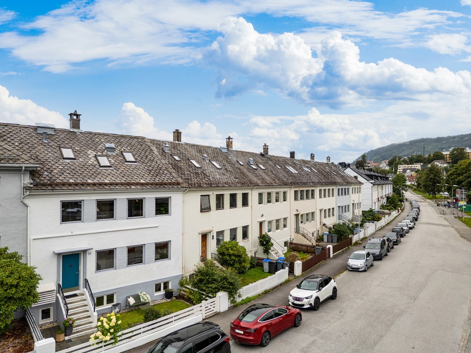 Ingen gjennomkjøring i gaten utenfor. Gateparkering er mulig for gjester. Velkommen til visning! Galleribilde