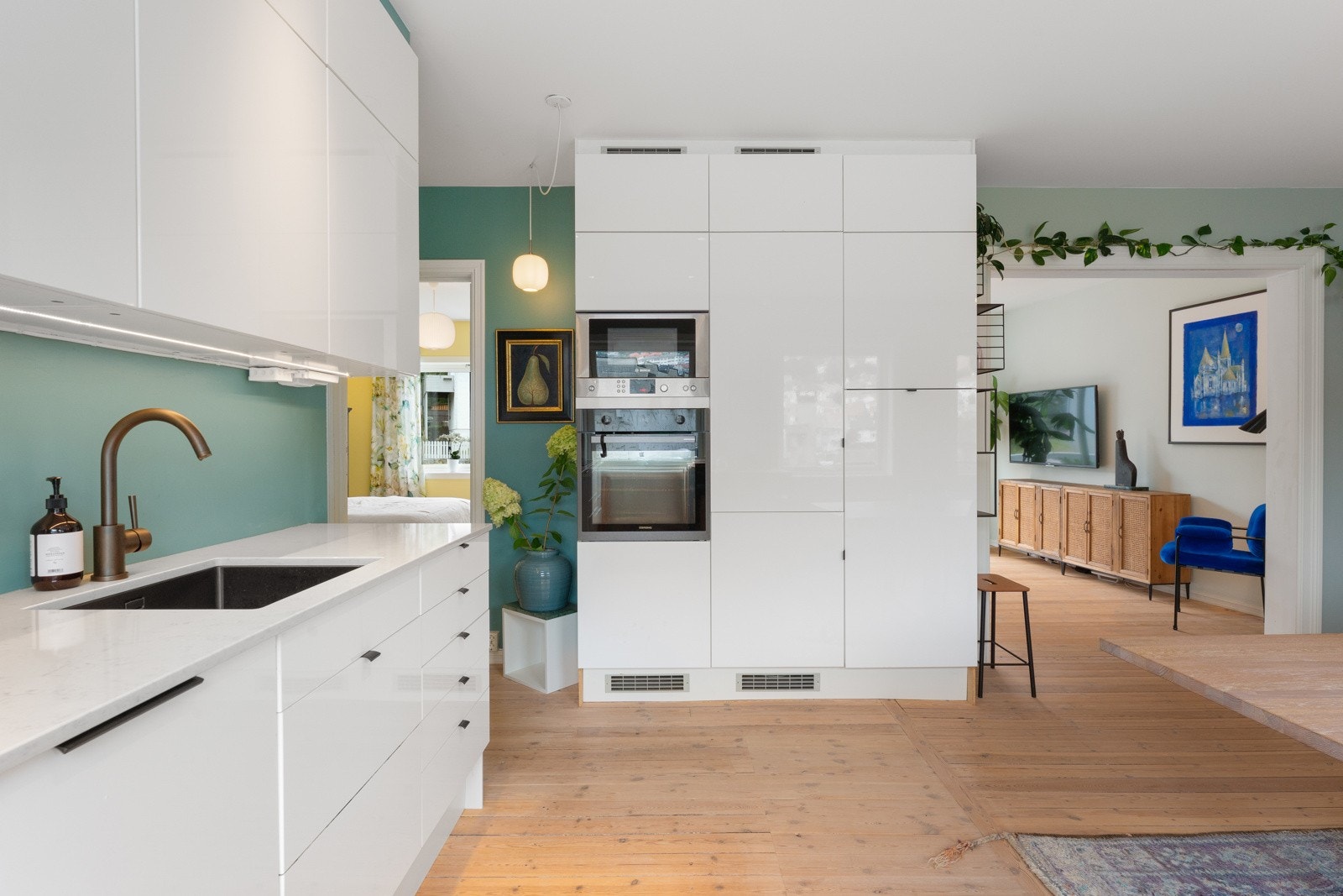 Andre etasje byr deg inn på kjøkken fra 2021, legg merke til den strøkne benkeplaten Galleribilde