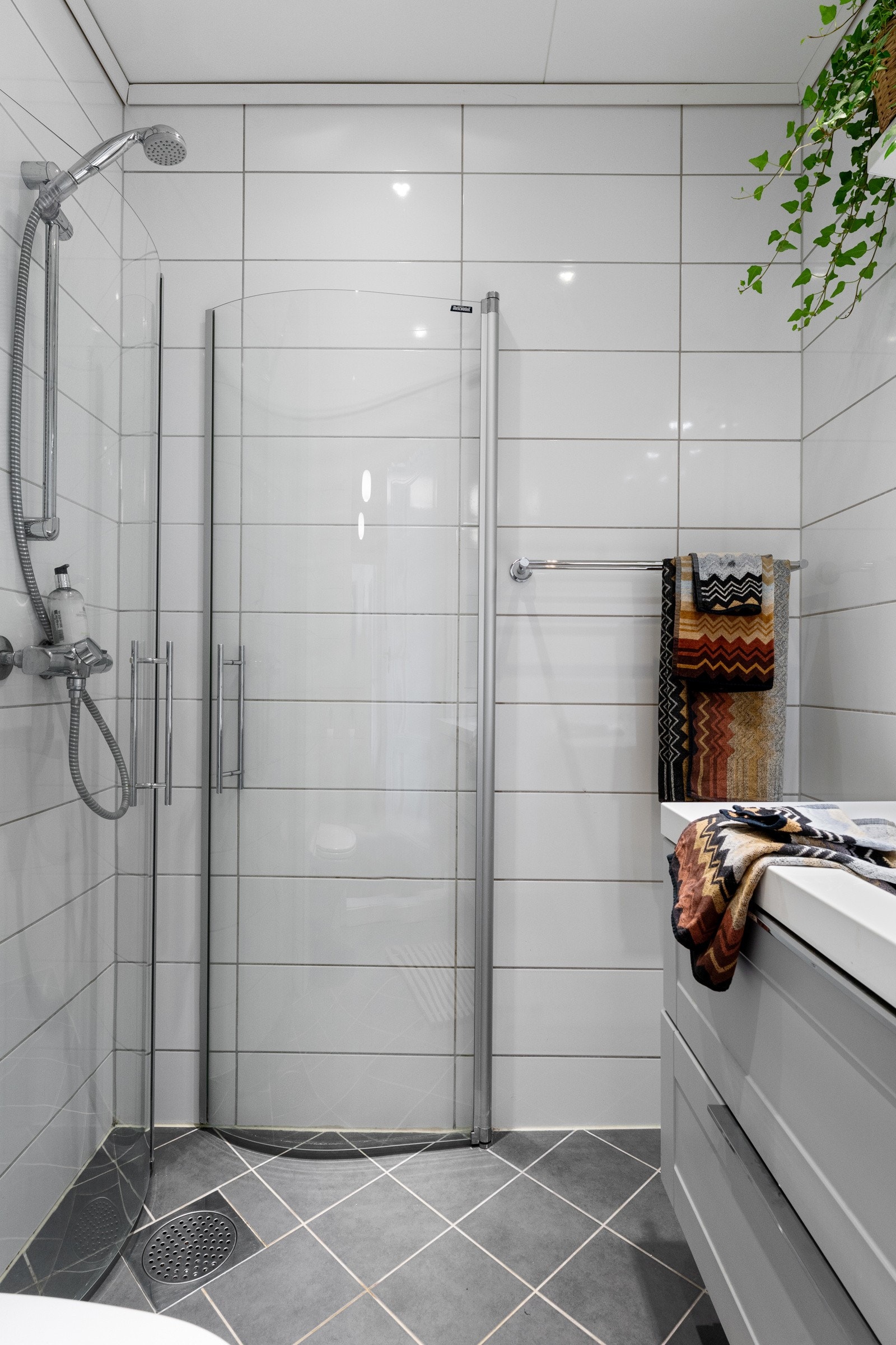 Dusj med foldedører for å skape mer plass Galleribilde