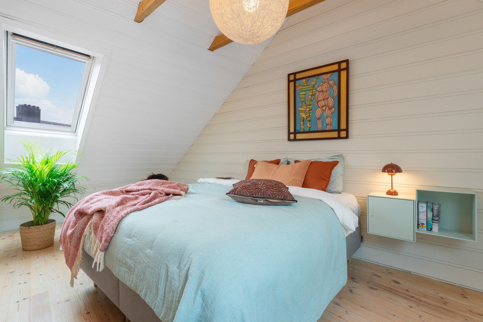 Nydelig rom med vinduer på begge sider. Rommet er på tegninger godkjent som tørkeloft. Galleribilde