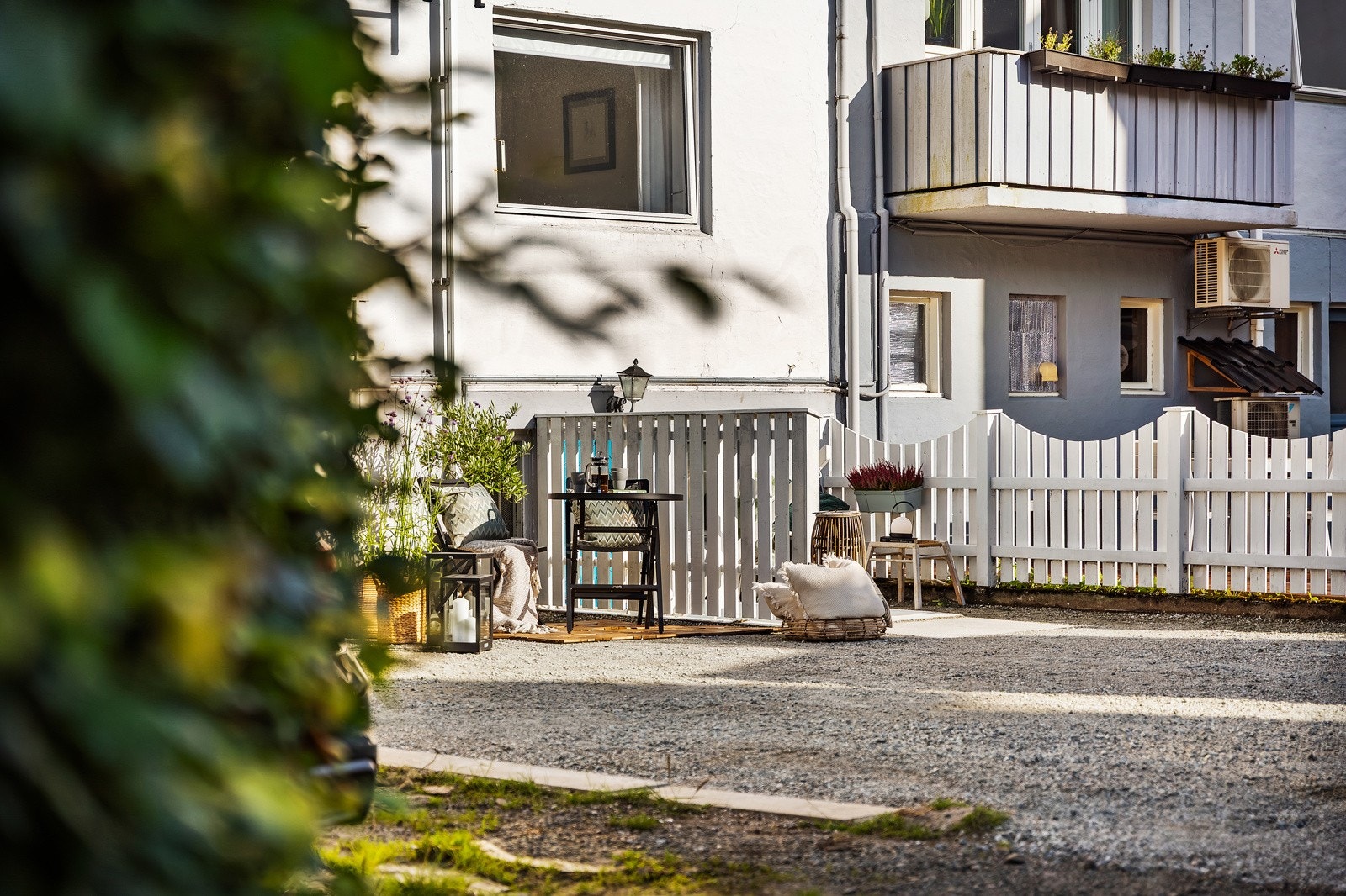 Boligen kan skimte med 2 uteplasser. Her ser du baksiden av huset, hvor solen treffer til ca. Kl. 21 midtsommers Galleribilde