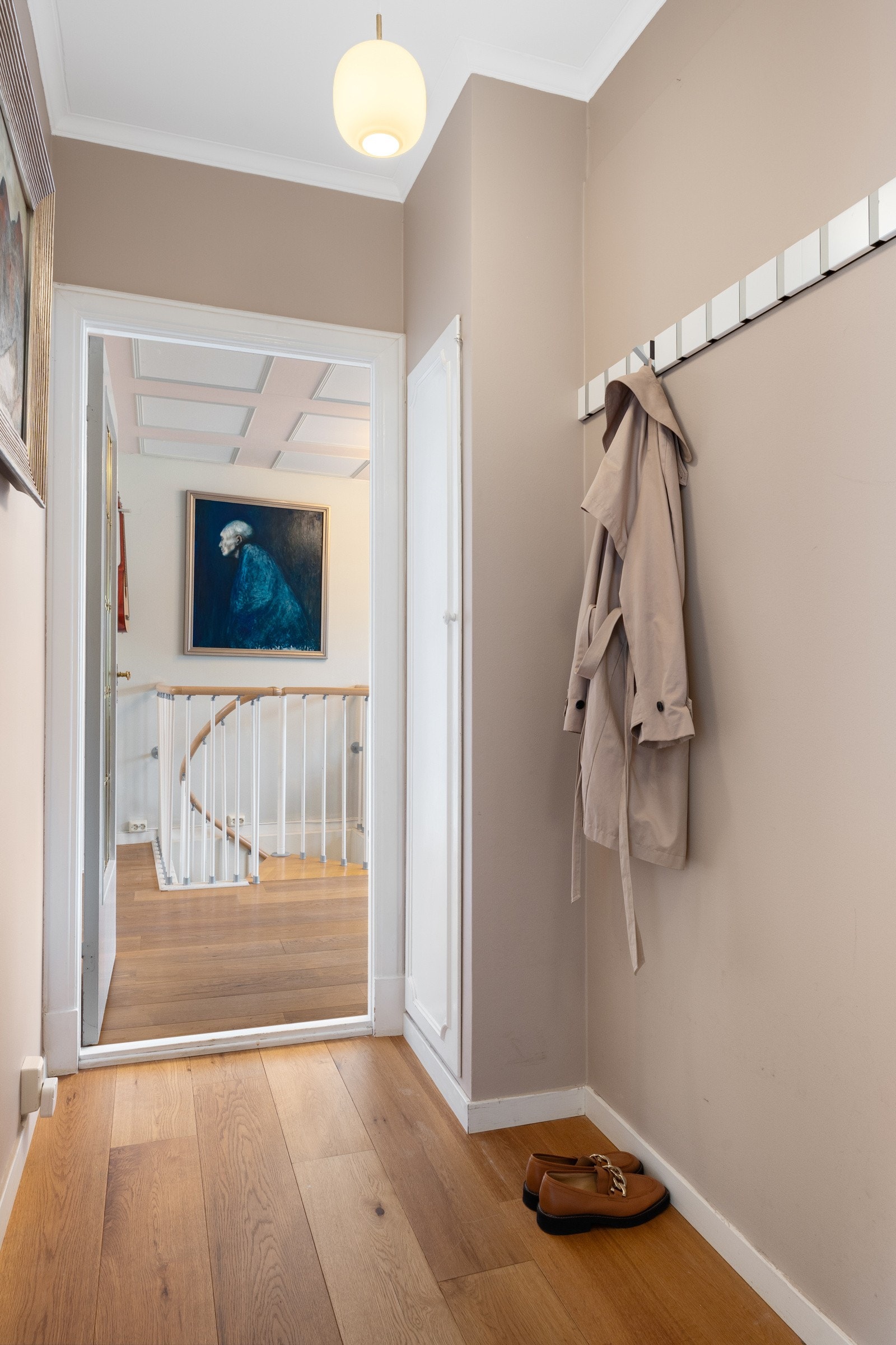 Gangen tar deg så til etasjens stuer, som er delt i to Galleribilde