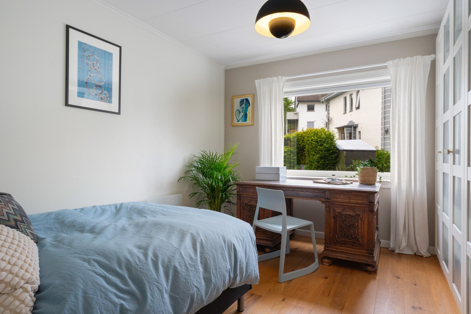 God plass på soveromemt til det man skulle trenge. Gulvareal på over 13 kvm Galleribilde