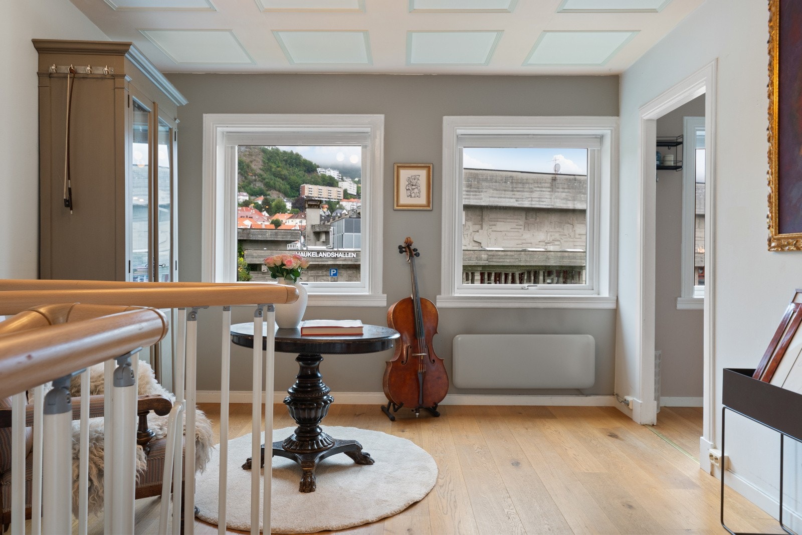 I denne unike etasjen er det satt inn vindeltrapp som gjør at man kan gå inne mellom alle etasjene Galleribilde